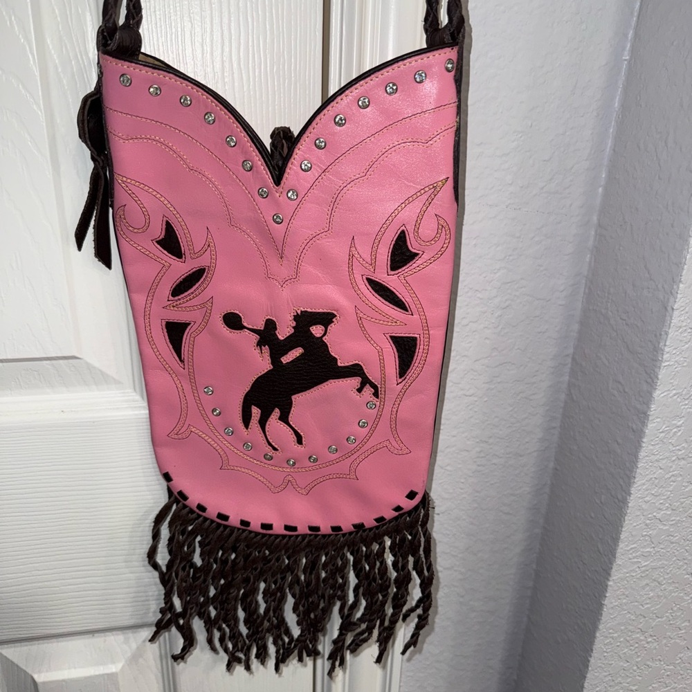 Montana Silversmiths Pink and Black Western Bag
Excelente use condition. - Picture 2 of 9